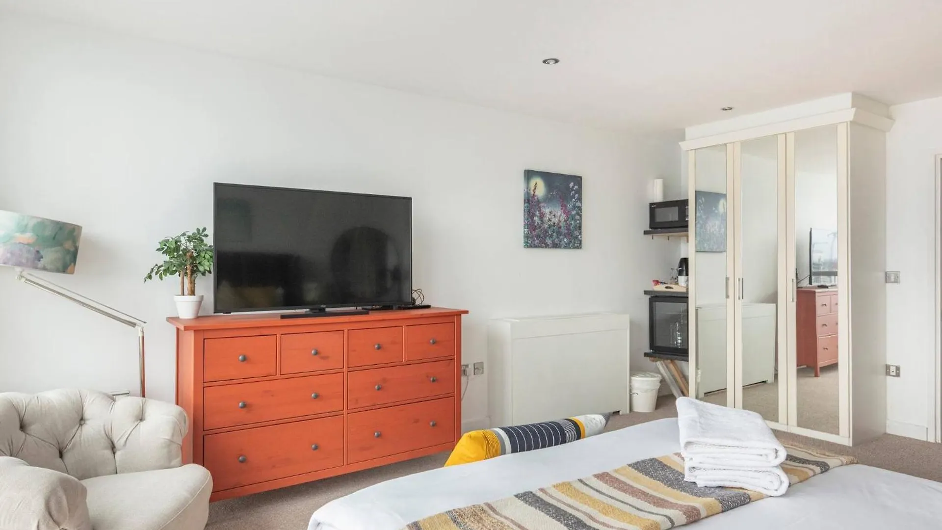 Serene Waterfront Rooms - Excel London Guest house