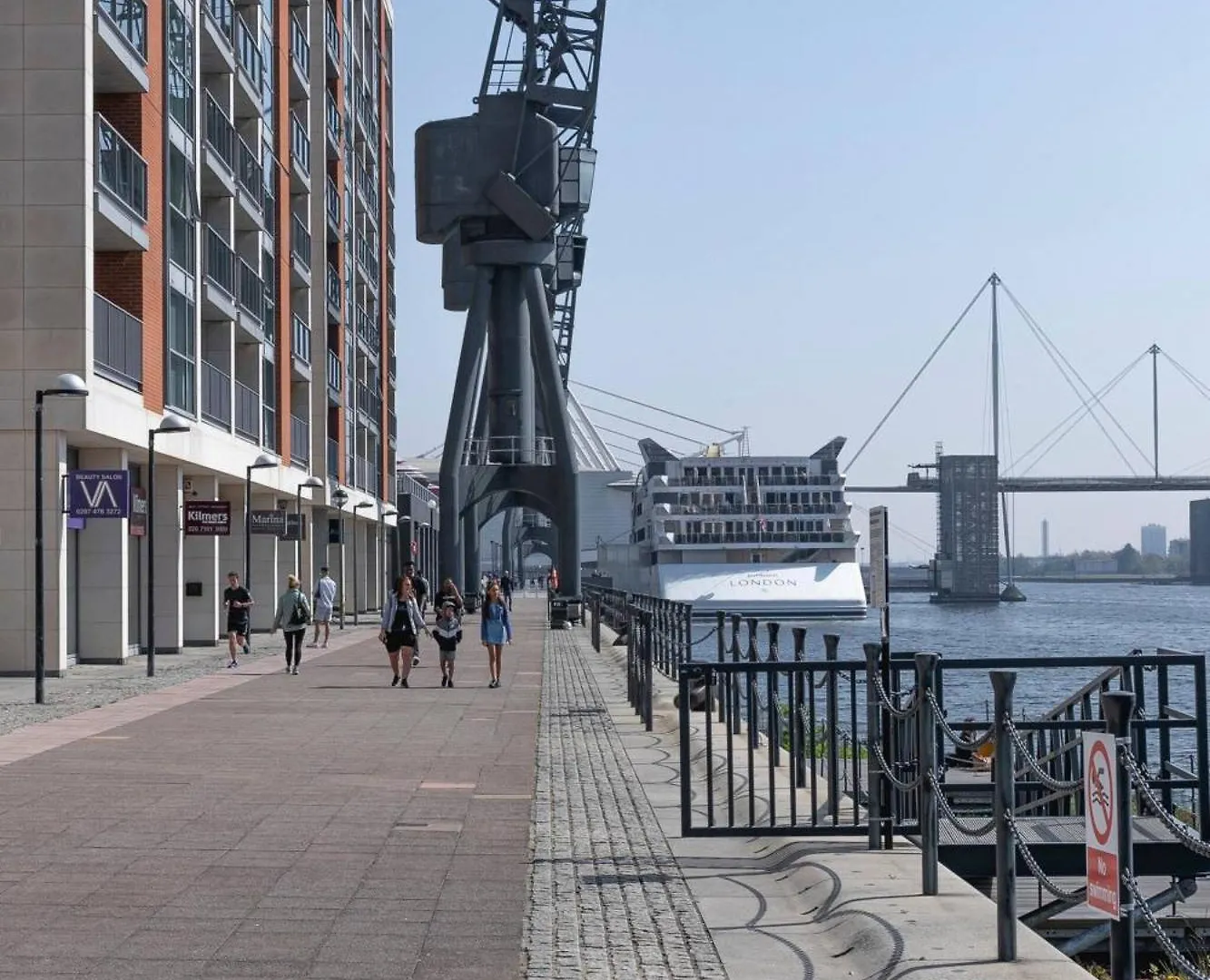 Guest house Serene Waterfront Rooms - Excel London
