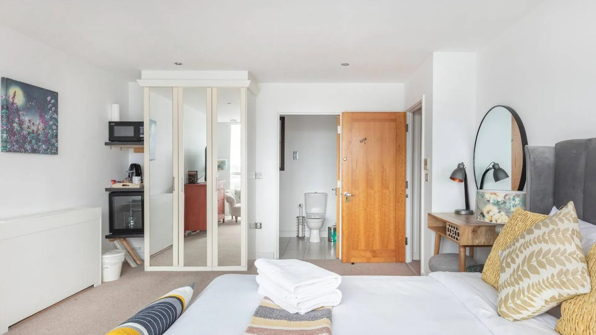 Guest house Serene Waterfront Rooms - Excel London