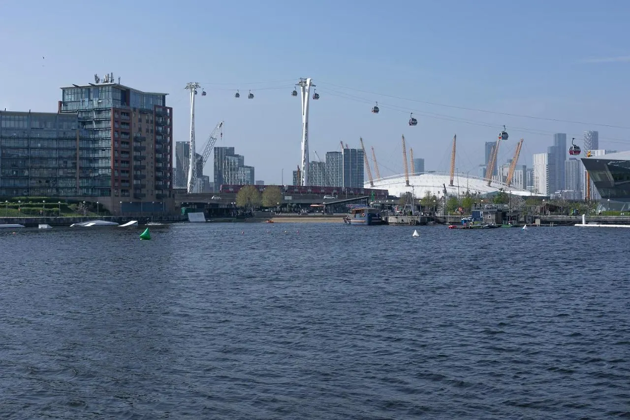 Serene Waterfront Rooms - Excel London Guest house