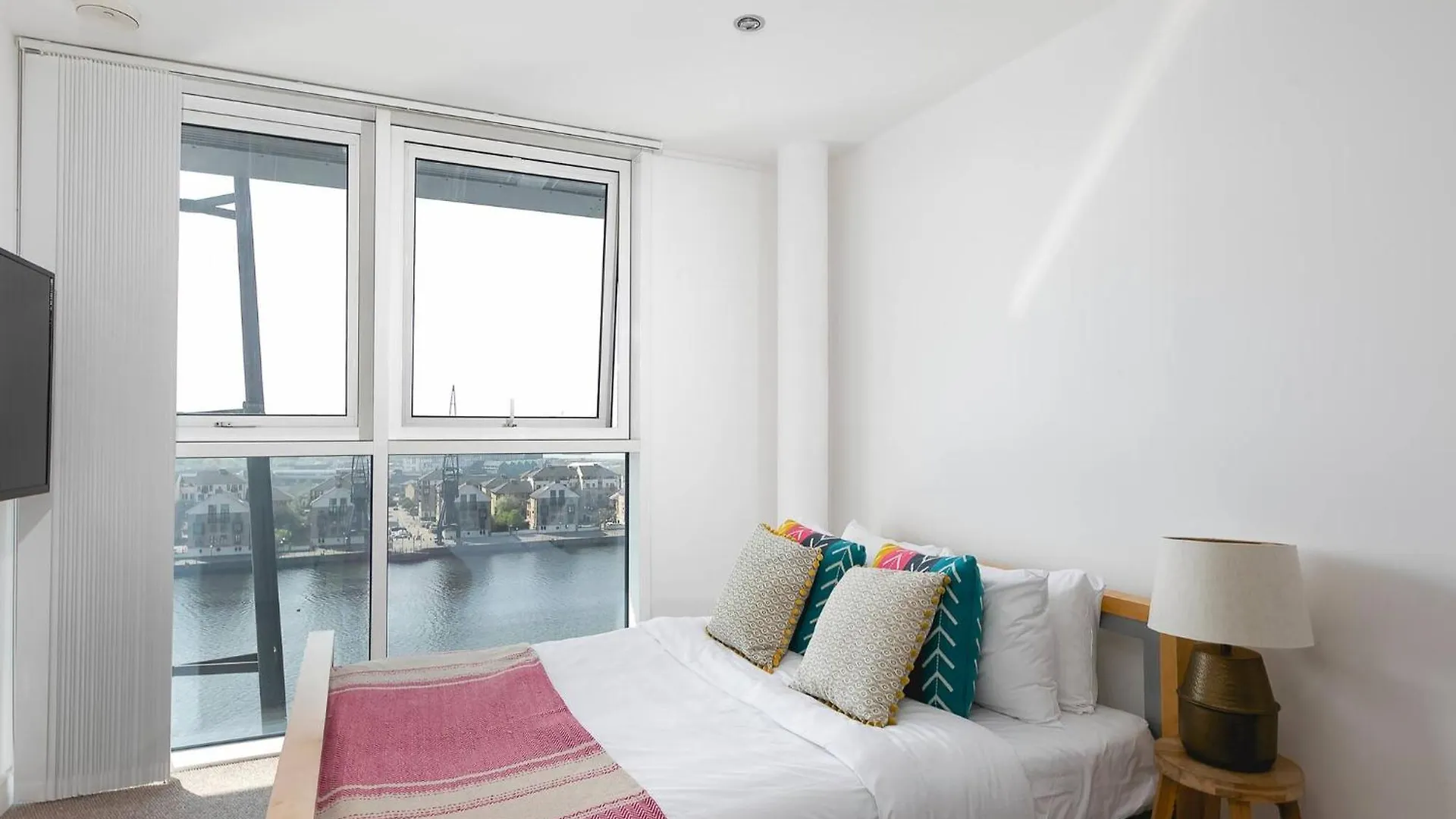 Serene Waterfront Rooms - Excel London United Kingdom
