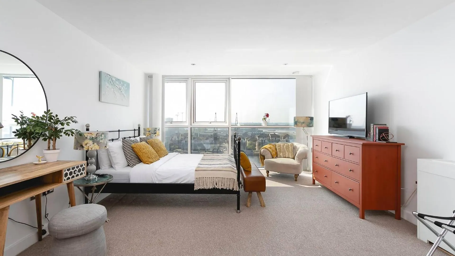 Serene Waterfront Rooms - Excel London