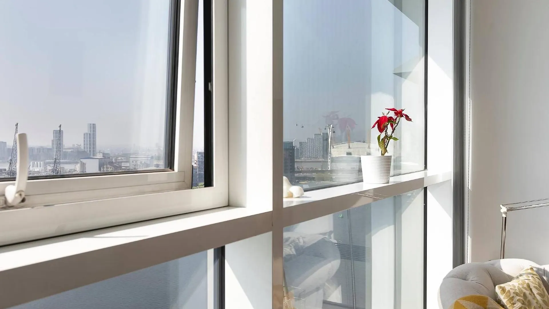 Serene Waterfront Rooms - Excel London