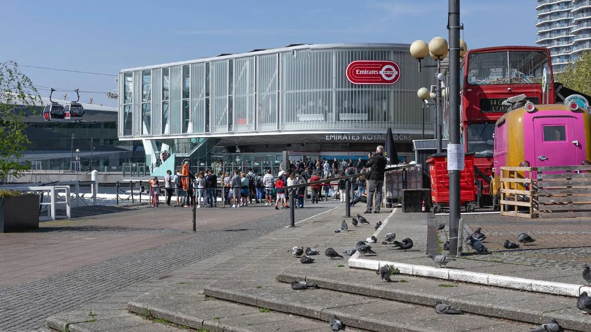 Serene Waterfront Rooms - Excel London