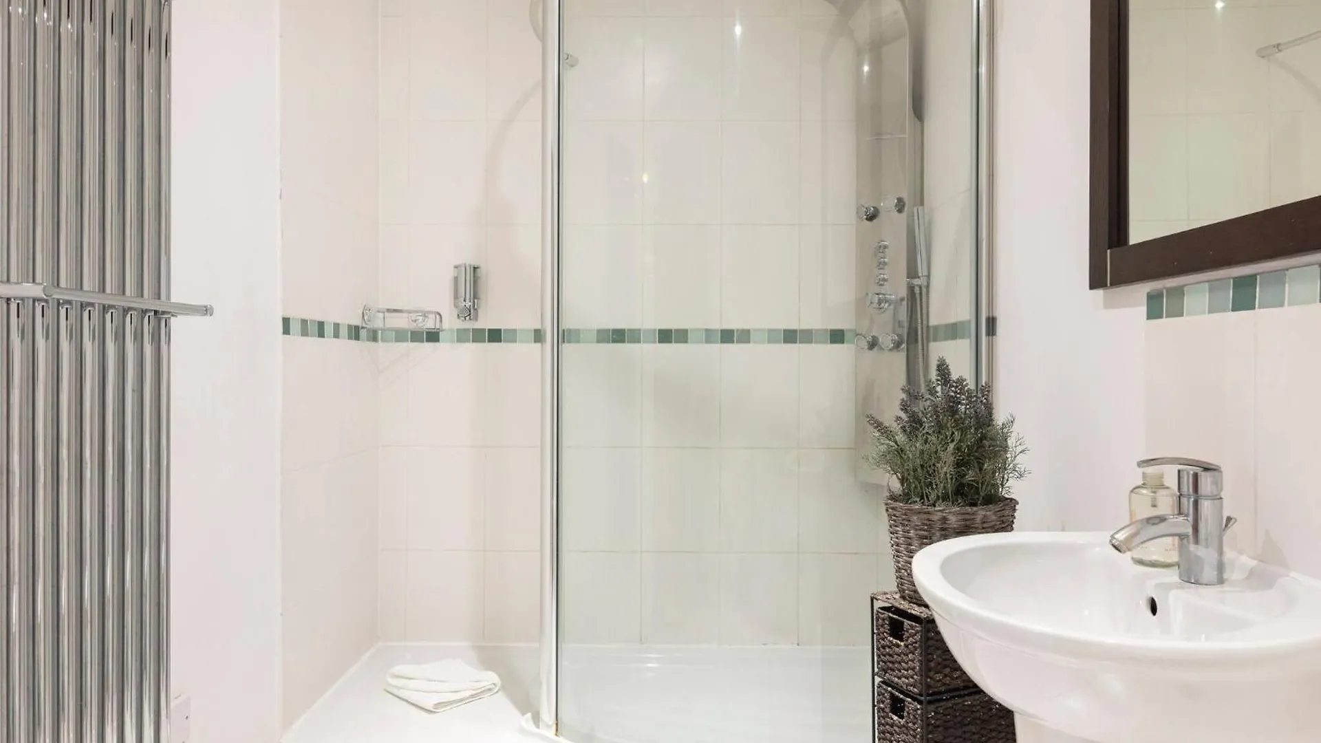 Serene Waterfront Rooms - Excel London 0*,