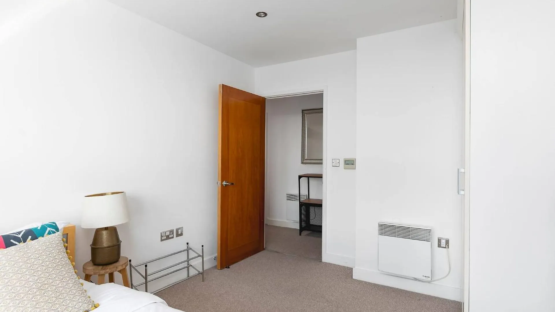 Serene Waterfront Rooms - Excel London Guest house