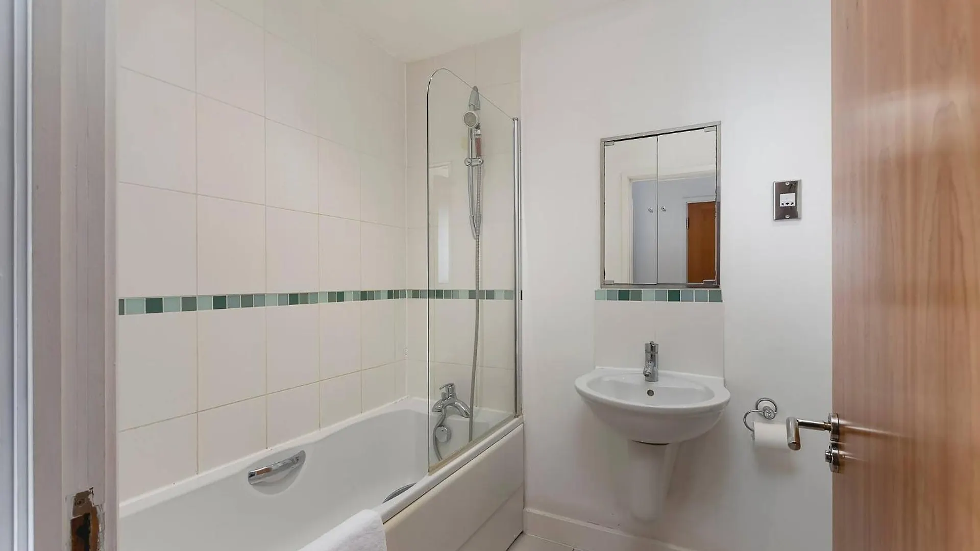 Guest house Serene Waterfront Rooms - Excel London