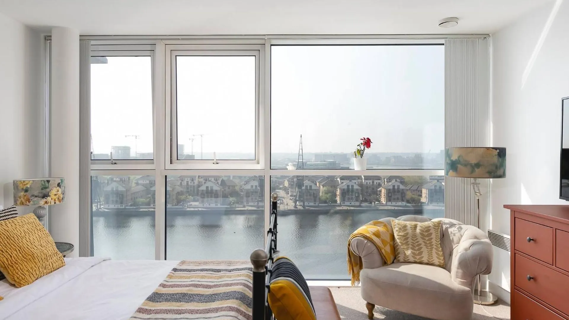 Guest house Serene Waterfront Rooms - Excel London