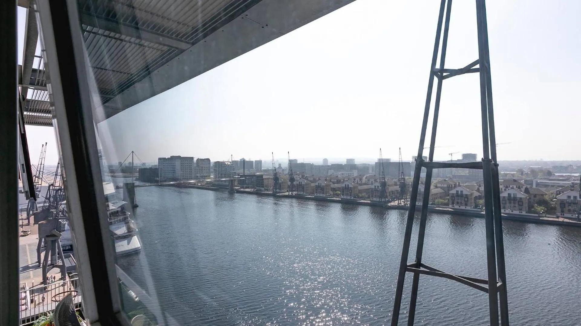 Serene Waterfront Rooms - Excel London United Kingdom