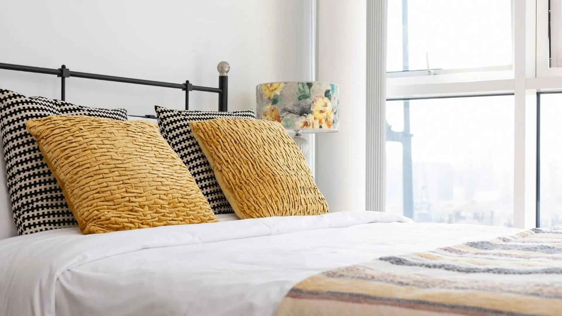 Serene Waterfront Rooms - Excel London