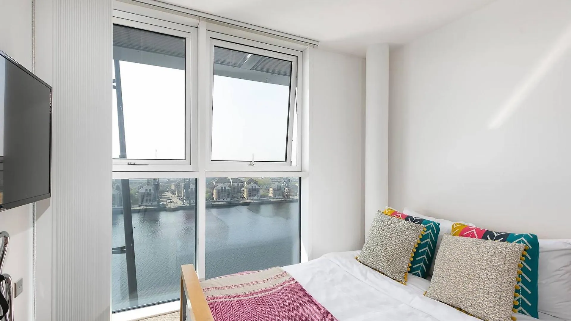 Serene Waterfront Rooms - Excel London Guest house