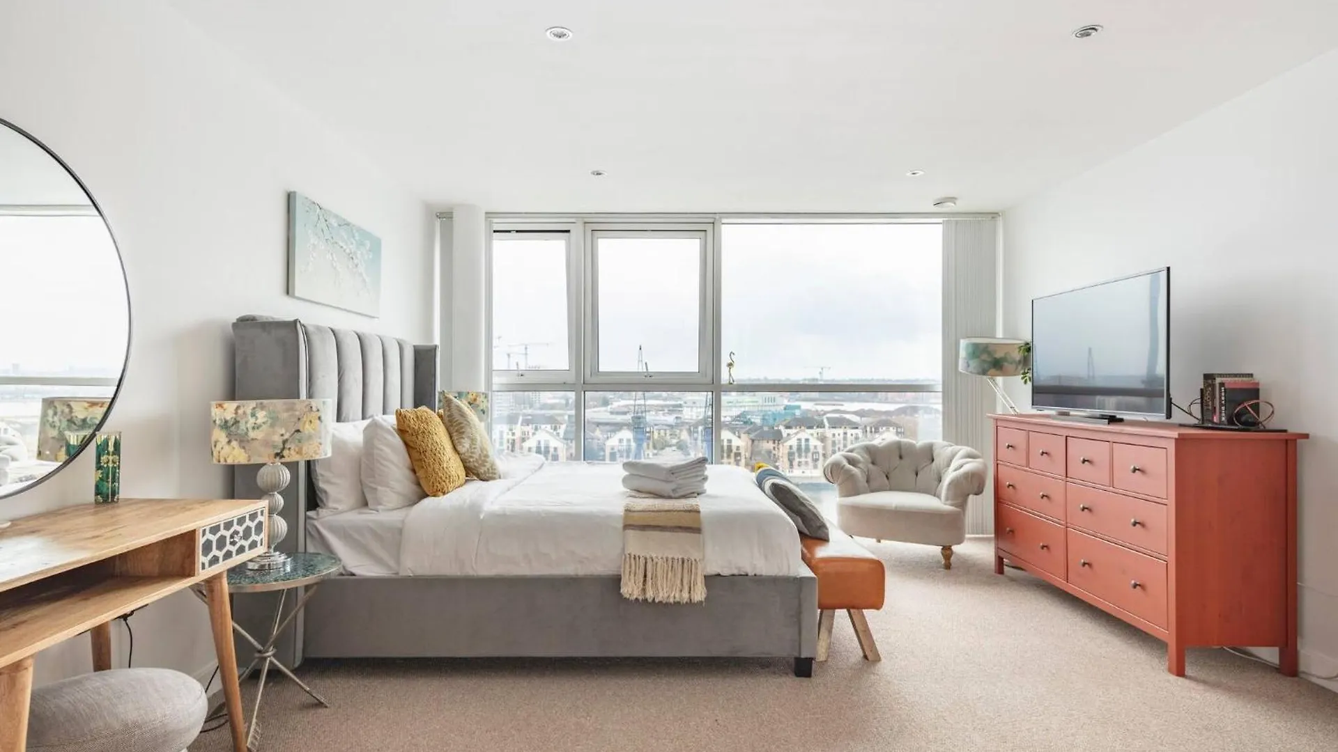 Serene Waterfront Rooms - Excel London