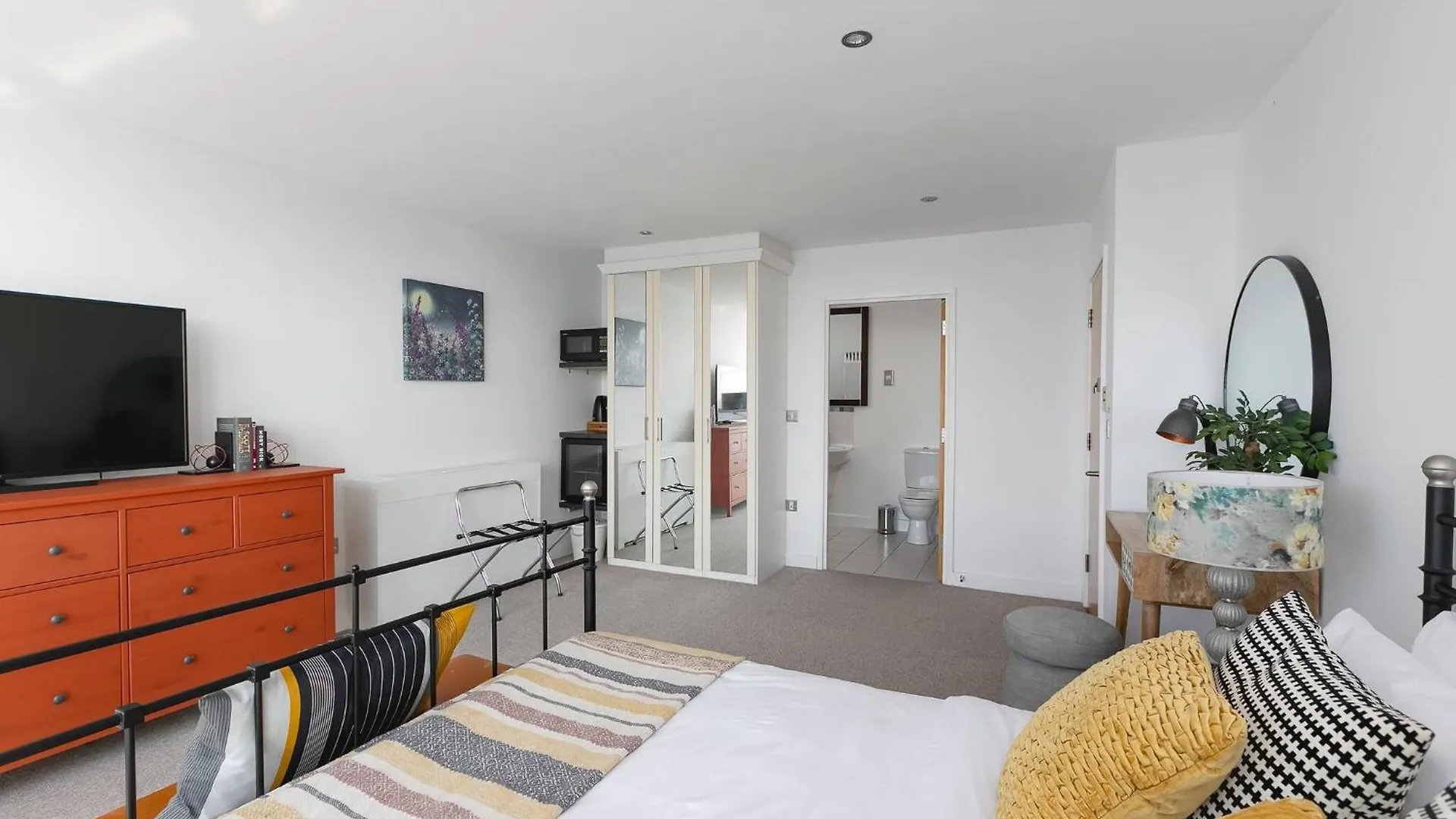 Serene Waterfront Rooms - Excel London Guest house