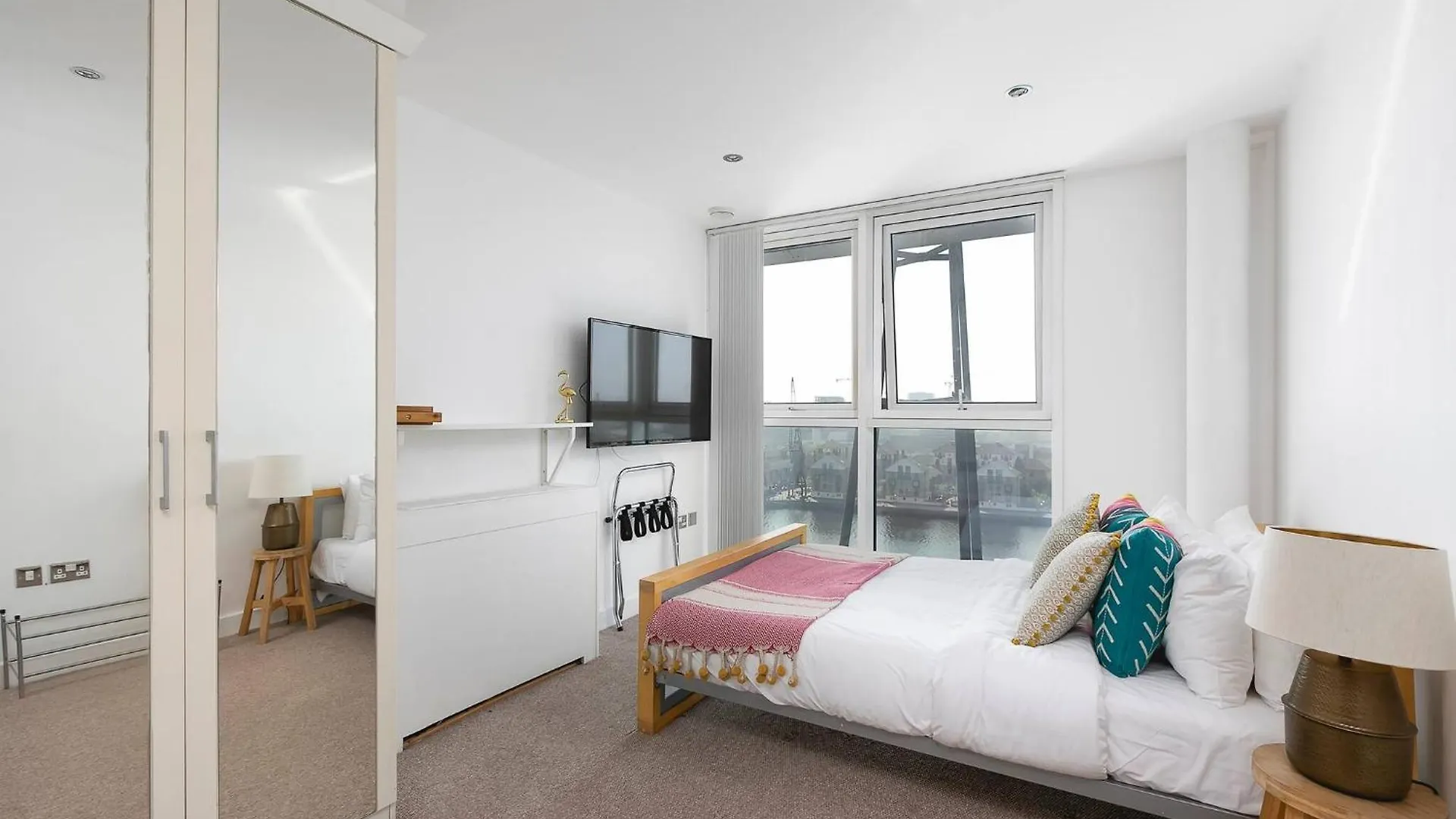 Serene Waterfront Rooms - Excel London Guest house